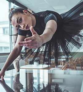 Une danseuse sur une table shariiing immersion