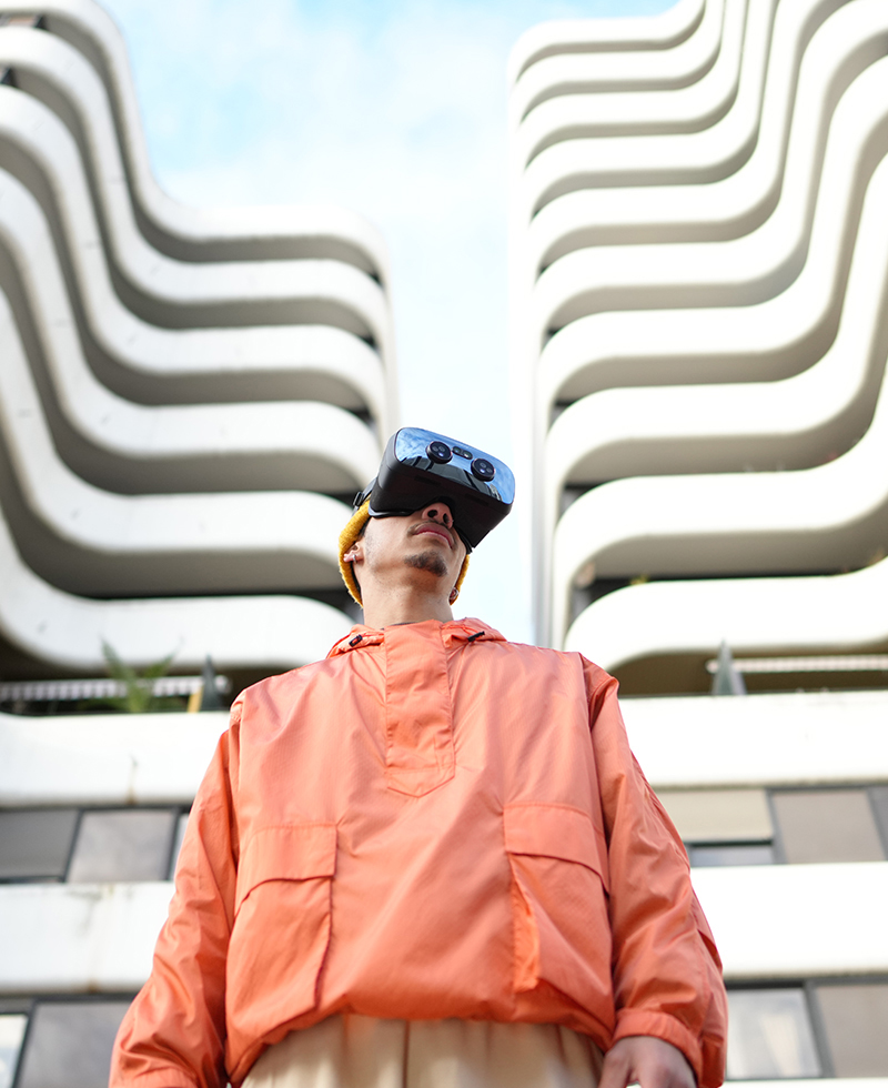 Un homme avec un casque VR pour Immersion